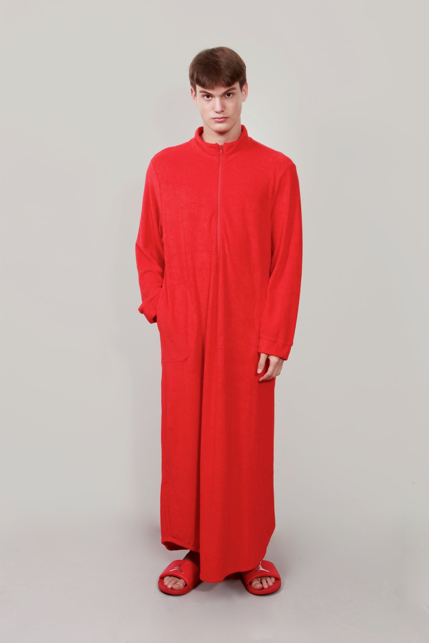 Kaftan Liberall. Style: Donnie - unisex, long sleeve, red. Photo by Eva Roefs.