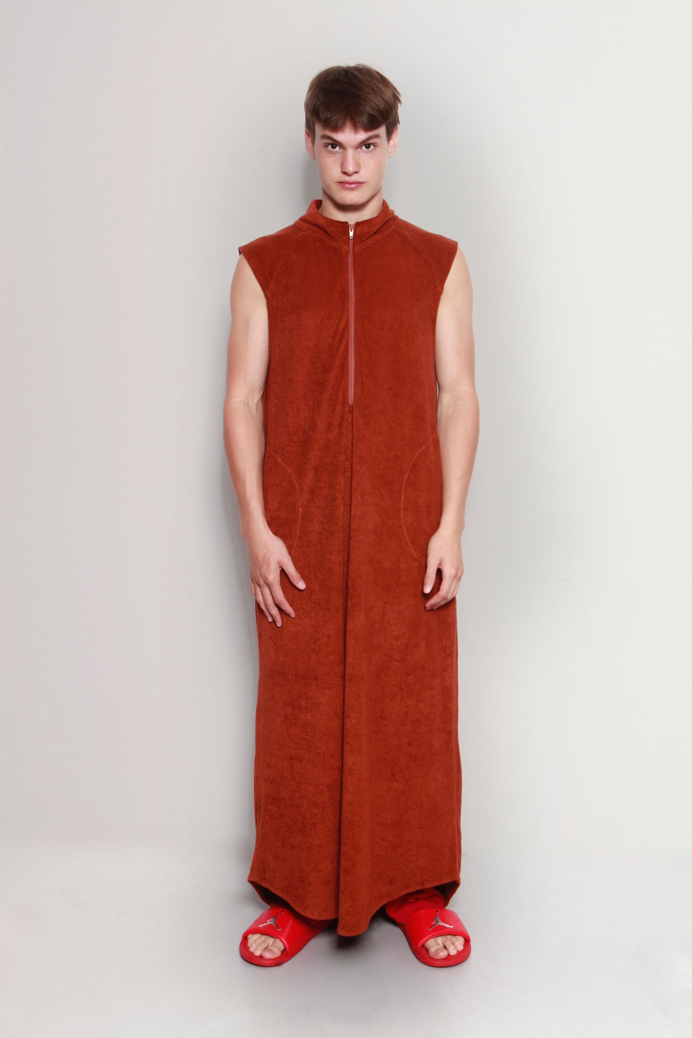 Kaftan Liberall. Style: Donnie - unisex, no sleeve, brown. Photo by Eva Roefs.