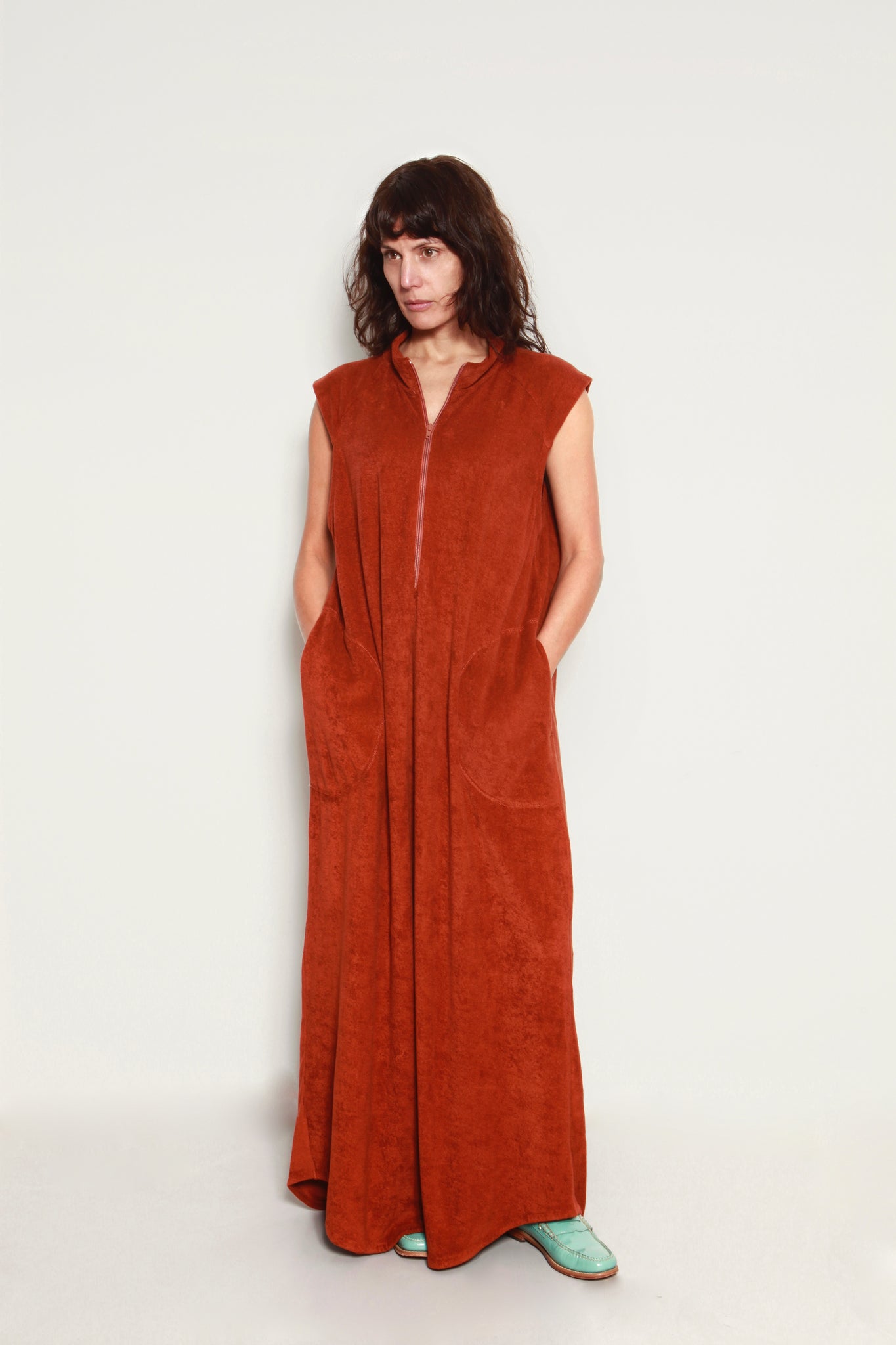 Kaftan Liberall. Style: Donnie - unisex, no sleeve, brown. Photo by Eva Roefs.