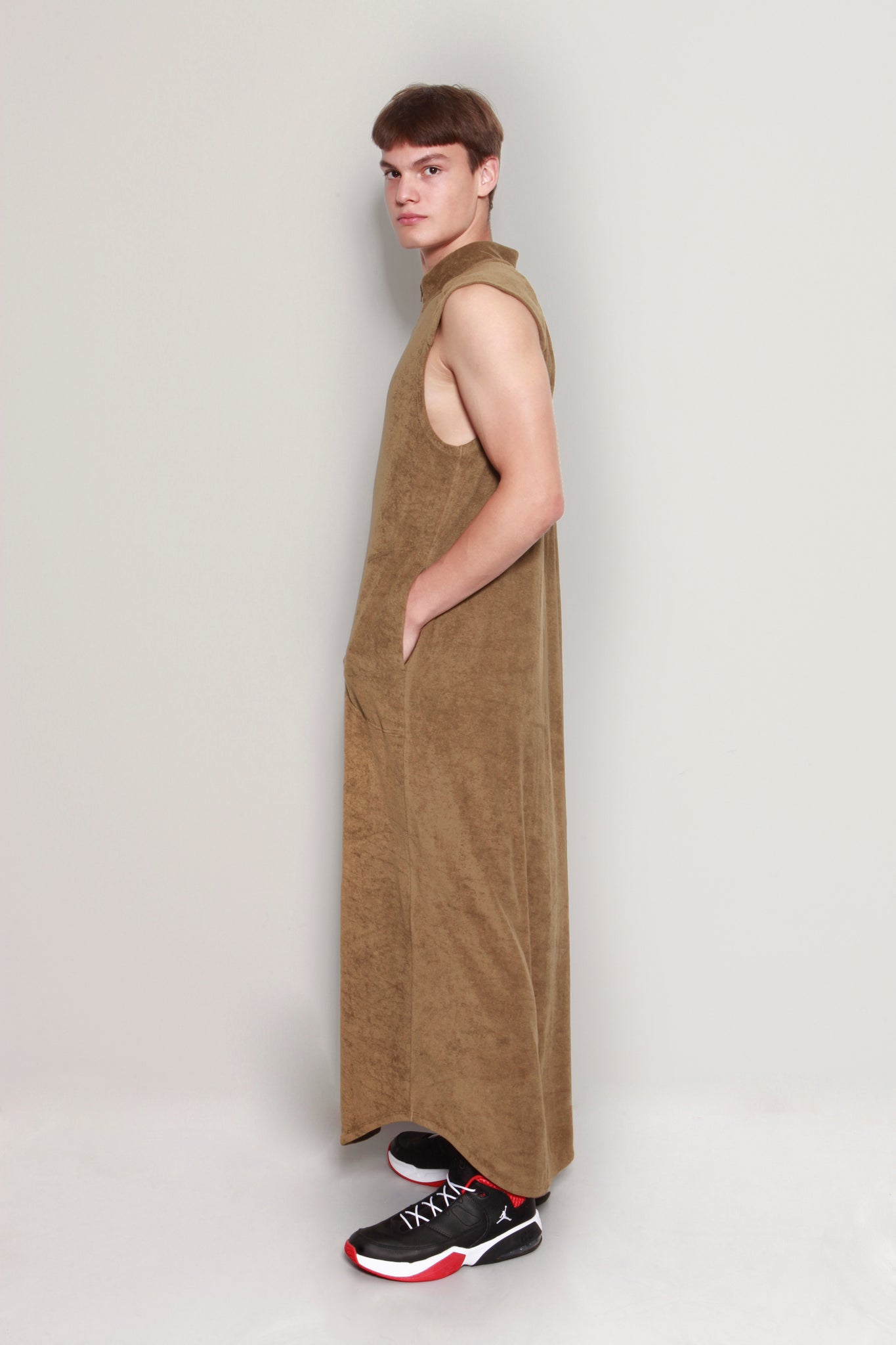 Kaftan Liberall. Style: Donnie - unisex, no sleeve, green. Photo by Eva Roefs.