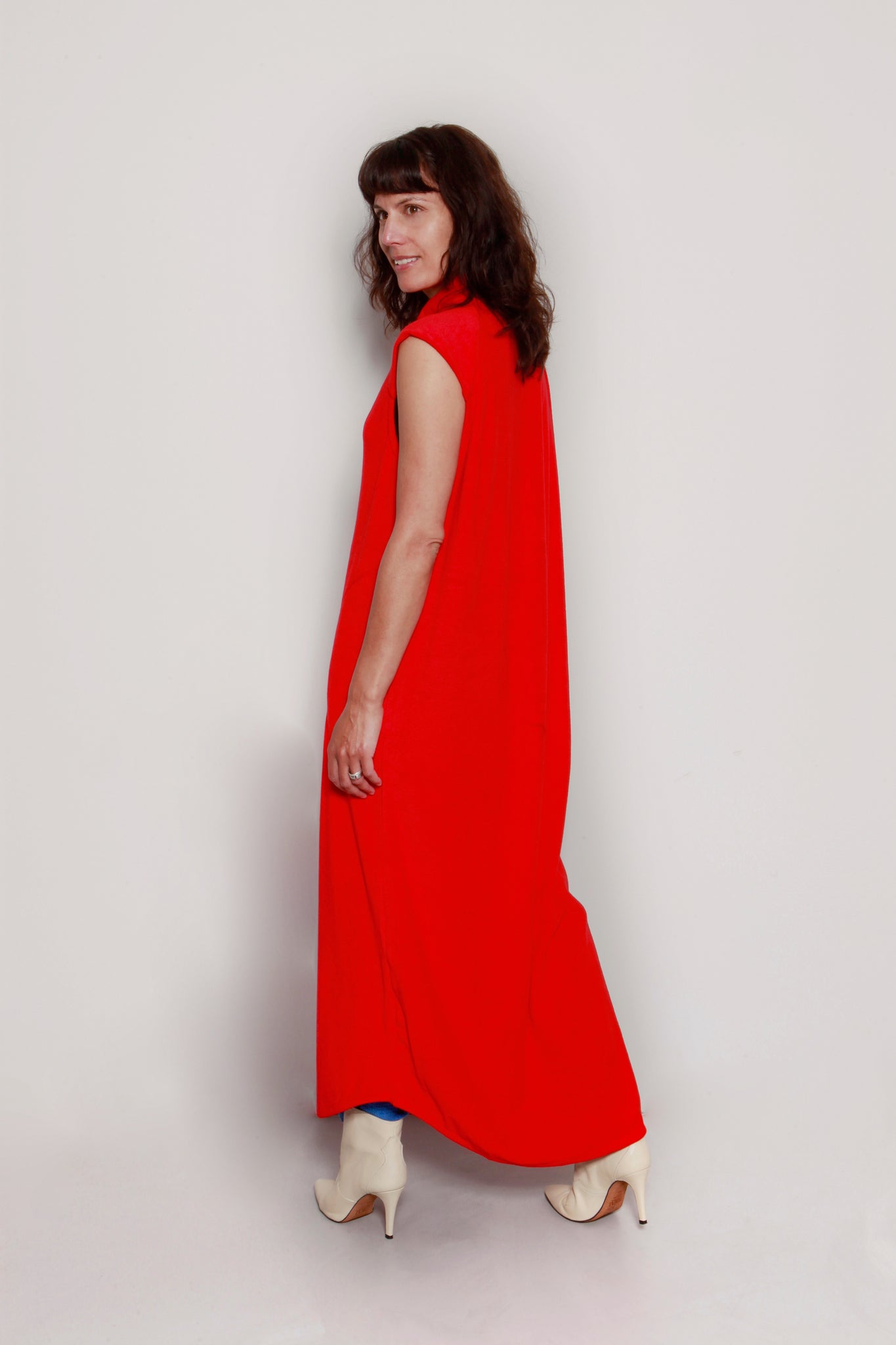 Kaftan Liberall. Style: Donnie - unisex, no sleeve, red. Photo by Eva Roefs.