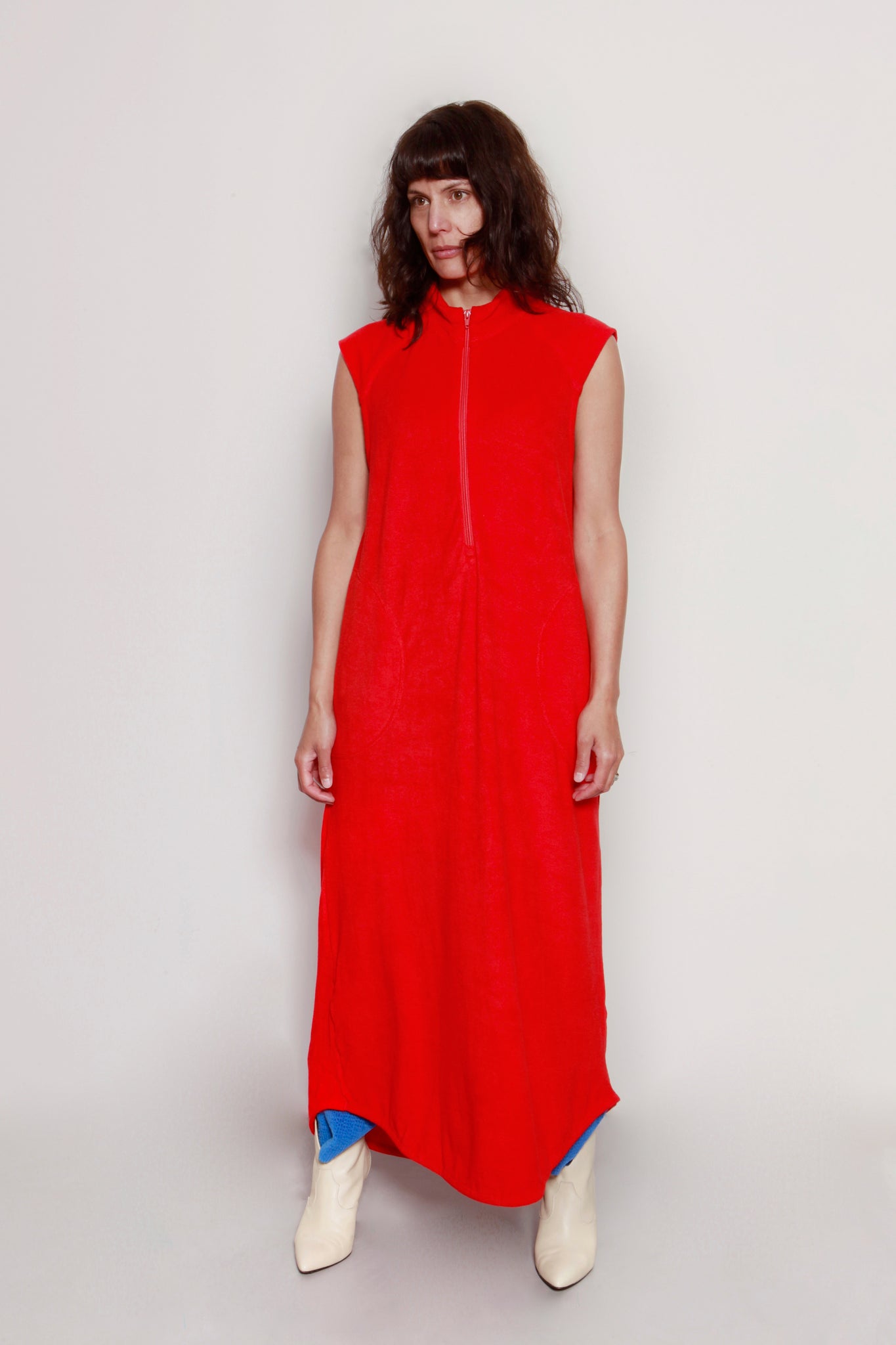 Kaftan Liberall. Style: Donnie - unisex, no sleeve, red. Photo by Eva Roefs.